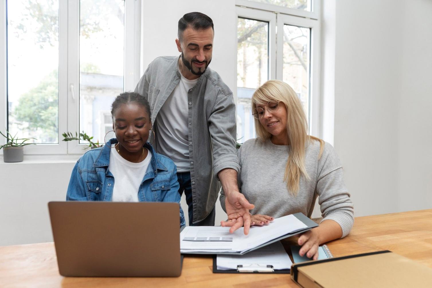 Participant au programme d'apprentissage budgétaire travaillant sur des exercices pratiques